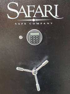 lot 271 image: Safari Fireproof Gun Safe