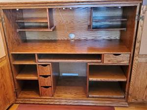 lot 279 image: Wooden Locking Workstation