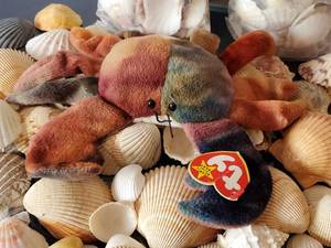 lot 300 image: Assorted Seashells with Crab Beanie Baby