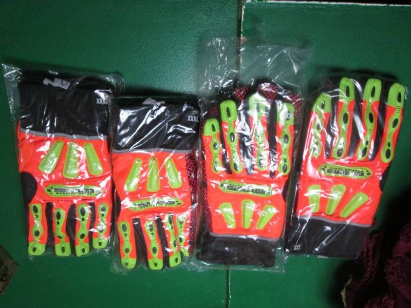 4 Pairs of new work gloves ...