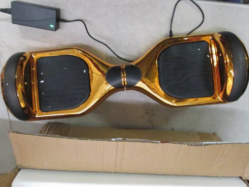 Gold Hover board, powers on, charge...