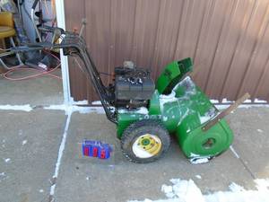 John Deere 8 hp snow blower. Used condition. Tested & works. Starter needs new boltsrepair. As shown.