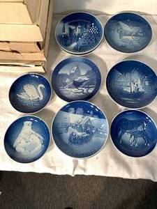lot 136 image: Collectible Plates from Royal Copenhagen, Edwin M. Knowles, Incolay Studios (G2)