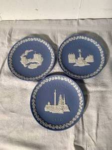 lot 140 image: WEDGWOOD Holiday Collector Plates (G2)