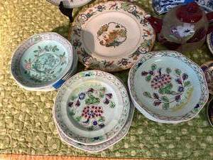 lot 167 image: Beautiful Jewel-tone China Group (E3)