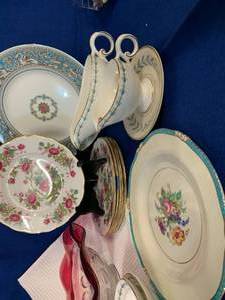 lot 182 image: Bold Turquoise and Rose Plates and Accessories (B1)
