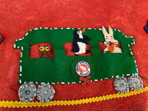 lot 63 image: Vintage Handcrafted Wool Felt Tree Skirt (FG)