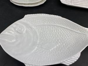 lot 87 image: Crisp White Serving Pieces (K1)