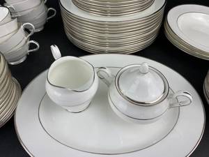 lot 102 image: Exquisite Platinum Rimmed Classic Paragon Fine Bone China (K3)