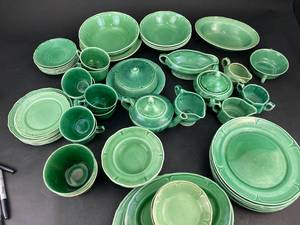 lot 237 image: Mount Clemens Pottery Petalware Pattern Dinnerware (I2)