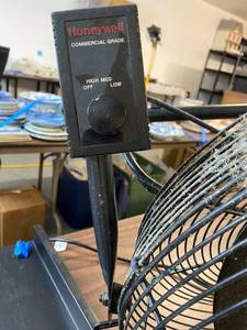 lot 263 image: Honeywell Commercial Floor Fan
