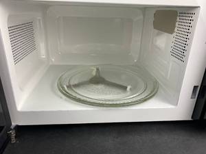 lot 265 image: Nice Clean Countertop Microwave