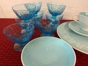 lot 14 image: Driftwood Blue Glass, Blue Daisy Placesetting (B1)
