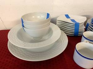 lot 28 image: Crate and Barrel (C2)