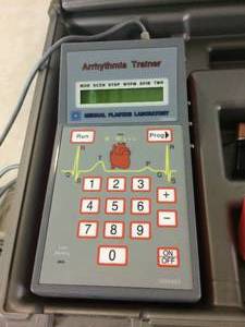 lot 27 image: MEDICAL PLASTICS MPL ARRHYTHMIA TRAINER HANDHELD COMPUTER W CASE - Good Working Condition