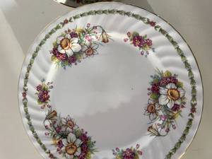 Royal Garden - White Daffodil Flower Design