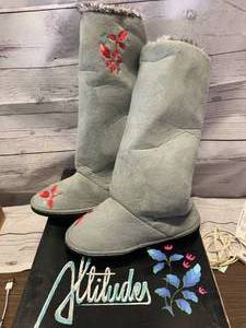 New Altitudes Fuzzy Boots Size 8 - 8 12