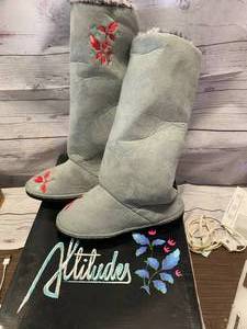 Altitudes Fuzzy Boots Size  9- 9 12