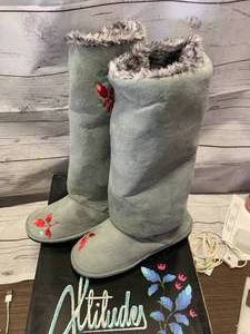 New Altitudes Fuzzy Boots Size 9-9 �