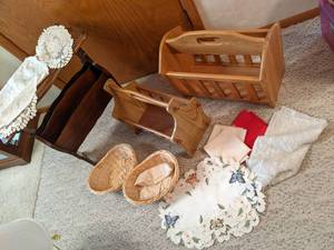 3 magazine racks, 2 wicker baskets ...