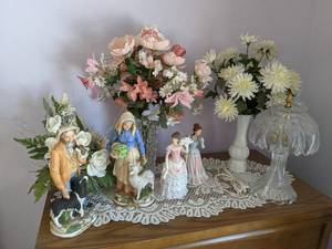Crystal lamp, porcelain figurines, ...