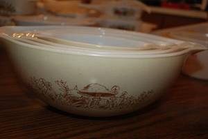 (4) Nesting Pyrex Mushroom Mixing B...