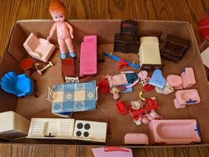Plastic Dollhouse furniture and acc...