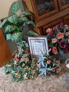 Decor lot including crystal vase of...