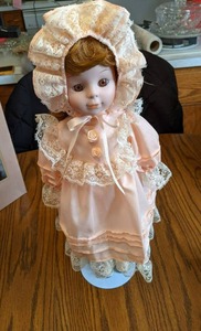 18 Alice Amanda Porcelain Doll on ...