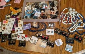 Flat of Costume Jewelry (Mostly Cli...