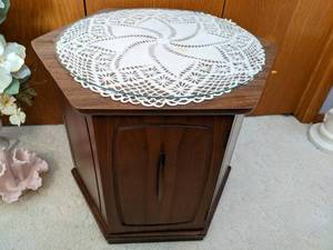 Hexagon top end table w storage un...