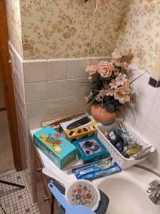 Bathroom accessories lot, includes ...