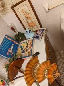 Bathroom lot with wall decor, Muscl...