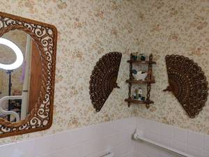 Wall decor includes a mirror, corne...