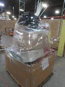 lot 212 image: MIXED PALLET OF MISCELLANEOUS PLUMBING ACCESSORIES, LADDER HOOKS AND MORE