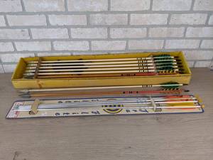 lot 158 image: Lot of 18 Vintage Arrows & Extra Broadheads