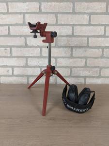 lot 168 image: Walkers Razor Electronic Earmuffs and Adjustable Range Tripod