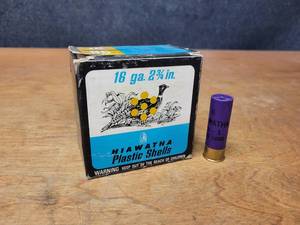 lot 33 image: Box of (25) Hiawatha Plastic Shot Shells - 16 Gauge 2-34