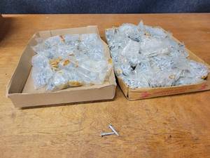 lot 95 image: Large Lot of Screws in 2 Flats