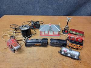 lot 141 image: Vintage MARX O-Gauge Model Train Set - Commodore Vanderbilt Locomotive, Crossing Signal, Girard Station and More