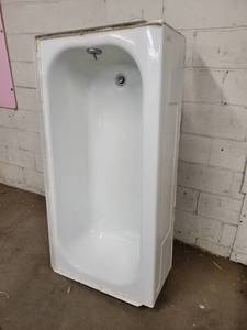 lot 163 image: White Steel Bathtub - 60 x 30 x 14-12 - NO SHIPPING