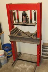 lot 29 image: Torin Big Red Jacks Shop Press and Bottle Jack 20-Ton