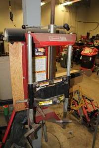 lot 32 image: Branick 7200 Strut Spring Compressor