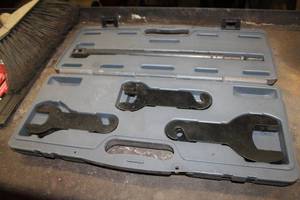 lot 44 image: 43300 Pneumatic Fan Clutch Wrench Set  with Case