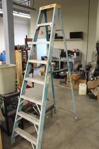lot 33 image: Werner Heavy Duty & Electrical Use Step Ladder 8