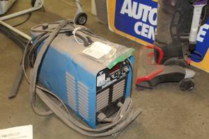 lot 10 image: Chicago Electric 95136 Inverter Air Plasma Cutter 40A
