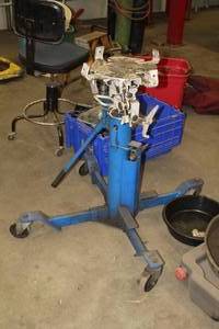 lot 17 image: Cornwell Tools Air & Hydraulic Operate Telescopic Transmission Jack 1000-lbs