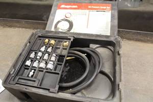 lot 60 image: Snap-on Oil Pressure Gauge Set  with Case