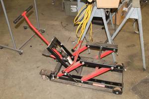 lot 21 image: Craftsman Floor Jack