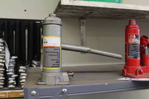 lot 89 image: Larin Hydraulic Bottle Jack 2-Ton